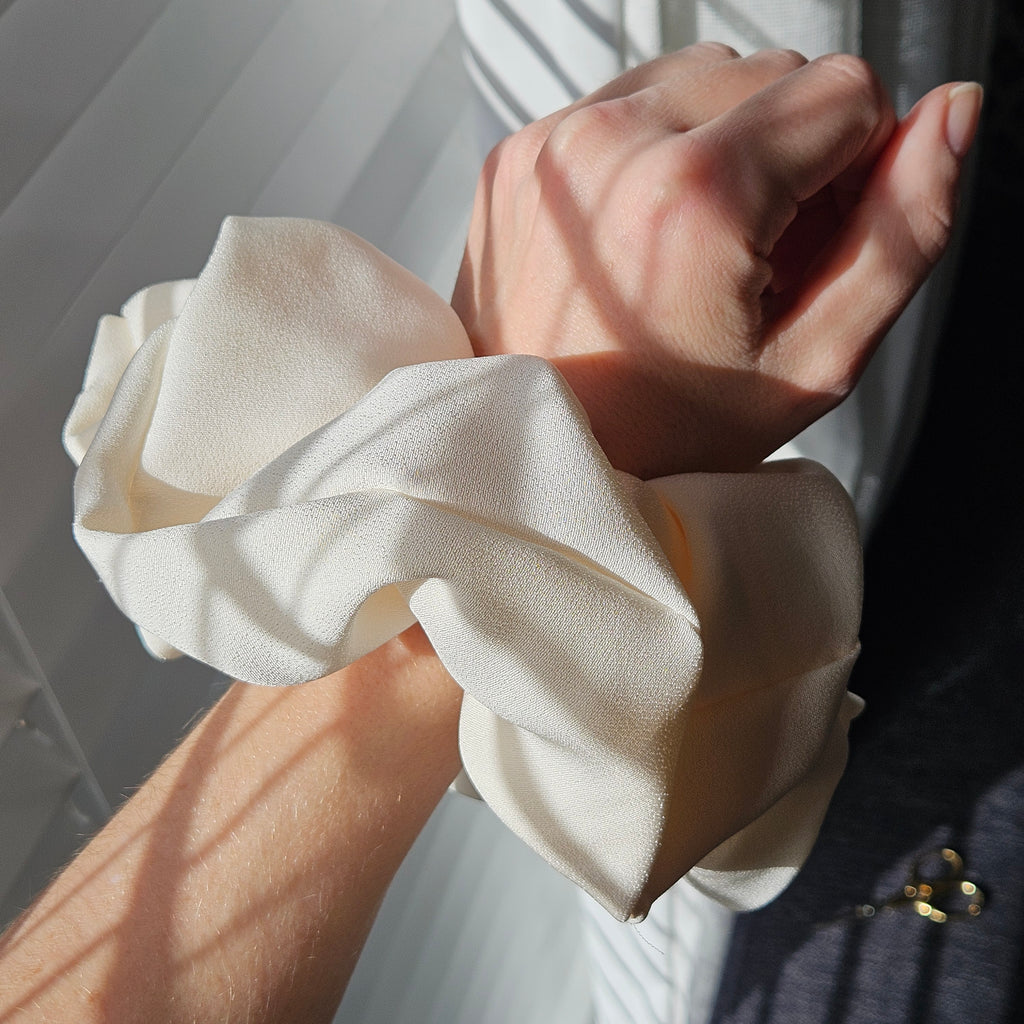 Oversize silk scrunchie