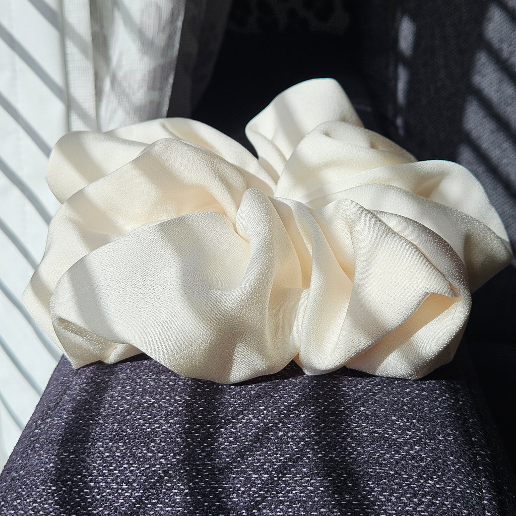 Oversize silk scrunchie